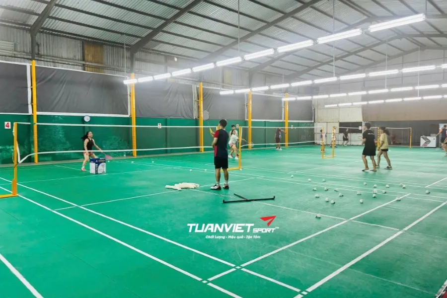 S&acirc;n Cầu L&ocirc;ng Uxi Badminton - S&acirc;n cầu l&ocirc;ng Th&agrave;nh phố Thuận An