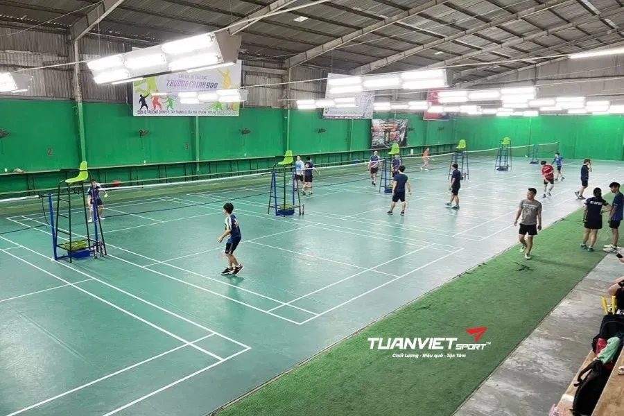 CLB cầu l&ocirc;ng Trường Chinh 909 - S&acirc;n cầu l&ocirc;ng Quận T&acirc;n Ph&uacute;