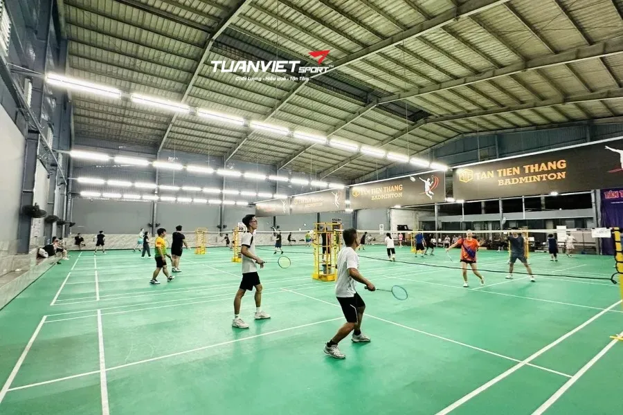 S&acirc;n c&acirc;̀u l&ocirc;ng T&acirc;n Ti&ecirc;́n Thắng - S&acirc;n cầu l&ocirc;ng Huyện B&igrave;nh Ch&aacute;nh