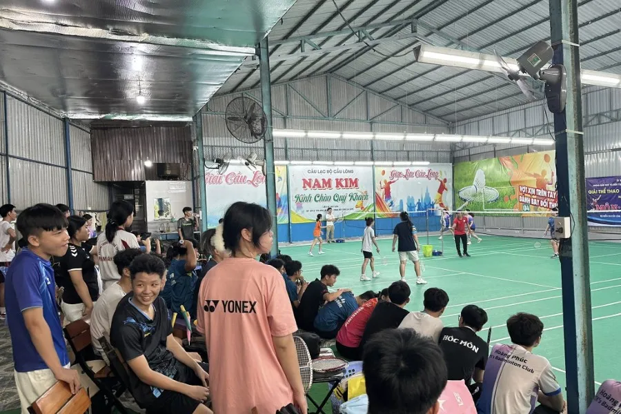 s&acirc;n Cầu l&ocirc;ng Huyện H&oacute;c M&ocirc;n