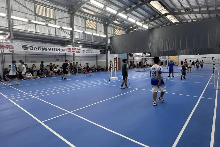 s&acirc;n Cầu l&ocirc;ng Huyện H&oacute;c M&ocirc;n