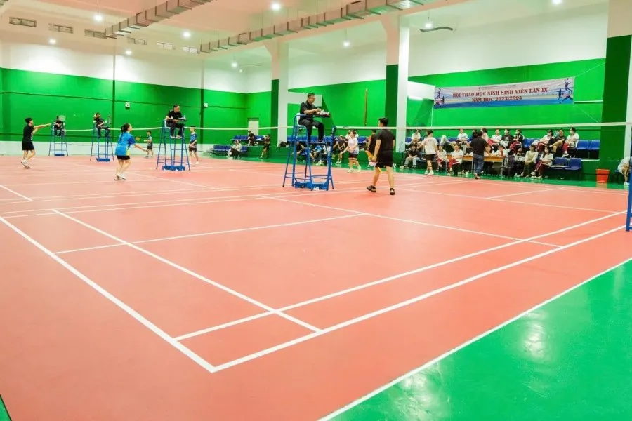 sân cầu lông Quận 10 - Trường Cao Đẳng Kinh Tế