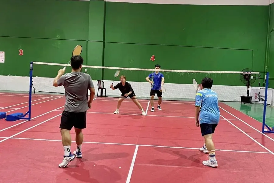 sân cầu lông Quận 10 - Trường Cao Đẳng Kinh Tế