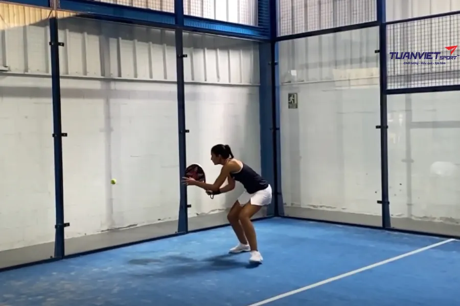 Drill phản b&oacute;ng tường sau - 10 b&agrave;i drill cơ bản gi&uacute;p người mới chơi Padel cải thiện nhanh kỹ năng trong 1 th&aacute;ng