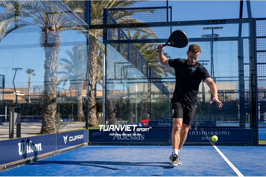 Drill lob & ph&ograve;ng thủ s&acirc;u - 10 b&agrave;i drill cơ bản gi&uacute;p người mới chơi Padel cải thiện nhanh kỹ năng trong 1 th&aacute;ng