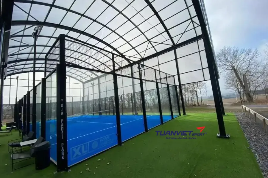 Thi công sân padel ngoài trời có mái che
