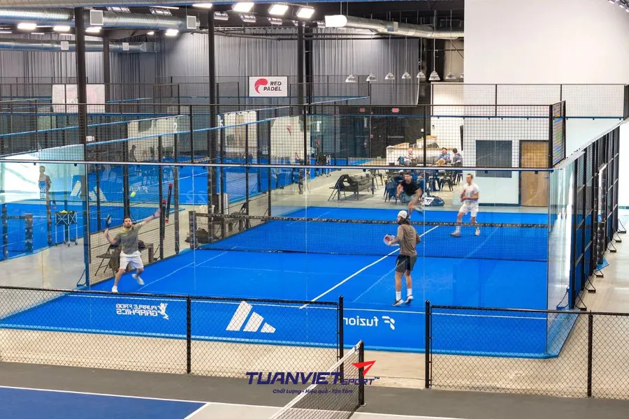 Thi công sân padel ngoài trời và trong nhà