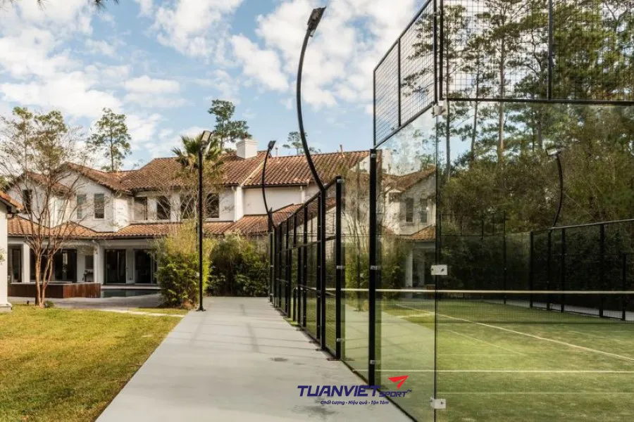 Thi công sân padel ngoài trời và trong nhà
