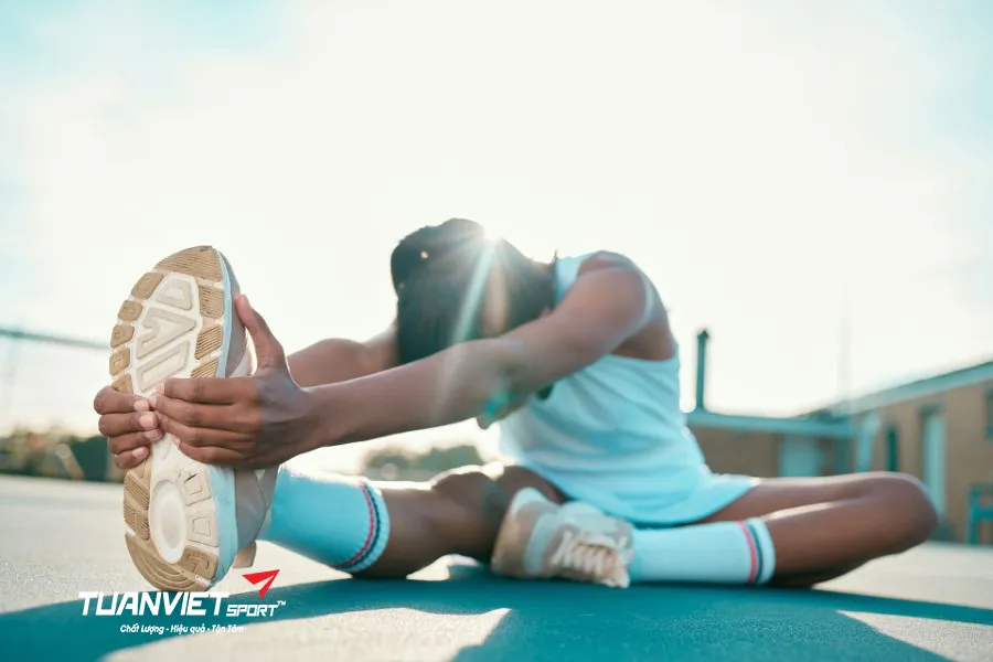 Khởi động kỹ trước khi bắt đầu chơi padel