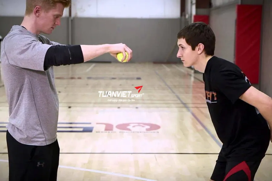 Reaction Catch - Top 5 B&agrave;i Tập Gi&uacute;p Cải Thiện Phản Xạ Trong Padel Chỉ Sau 1 Tuần