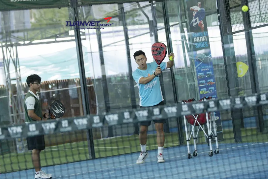 Mô hình kinh doanh sân padel - Có HLV dạy các khóa học cơ bản