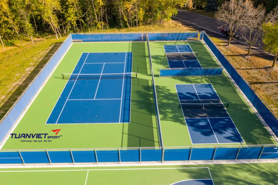 Các loại bề mặt sân pickleball phổ biến: Ưu – nhược điểm và ứng dụng thực tế