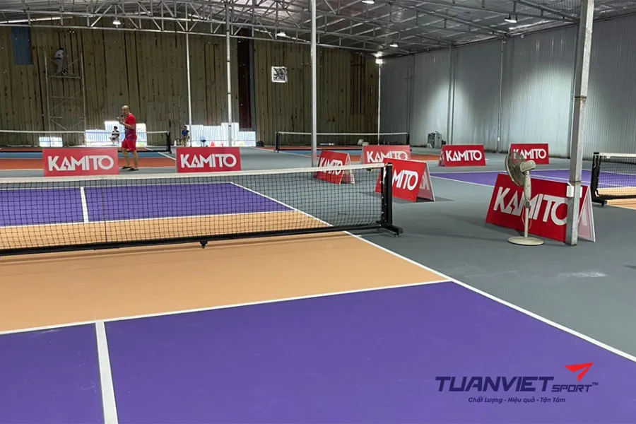 Các loại bề mặt sân pickleball phổ biến: Ưu – nhược điểm và ứng dụng thực tế