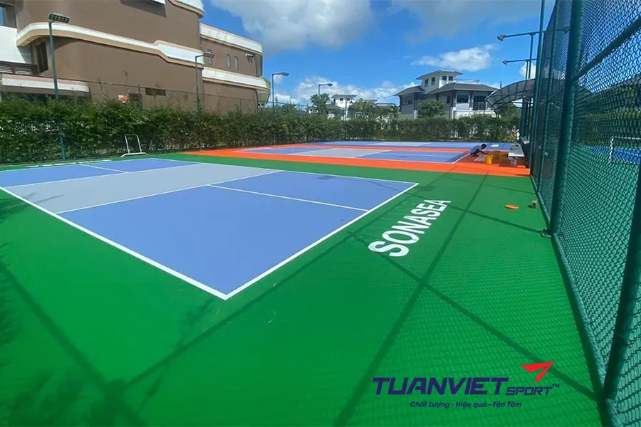 Các loại bề mặt sân pickleball phổ biến: Ưu – nhược điểm và ứng dụng thực tế