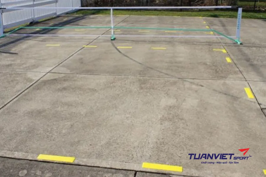 Các loại bề mặt sân pickleball phổ biến: Ưu – nhược điểm và ứng dụng thực tế