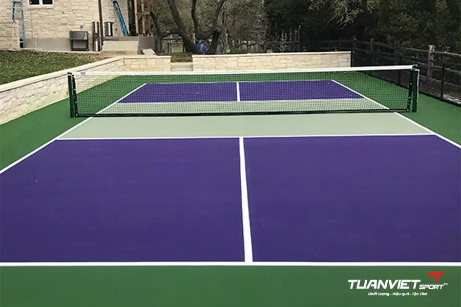 Các loại bề mặt sân pickleball phổ biến: Ưu – nhược điểm và ứng dụng thực tế