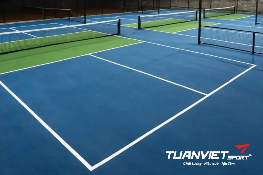 Các loại bề mặt sân pickleball phổ biến: Ưu – nhược điểm và ứng dụng thực tế