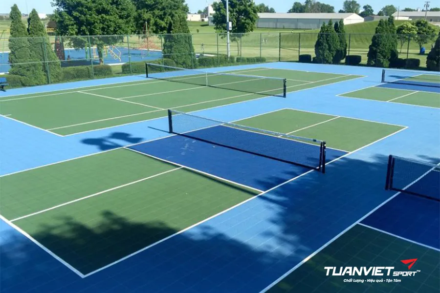 Các loại bề mặt sân pickleball phổ biến: Ưu – nhược điểm và ứng dụng thực tế