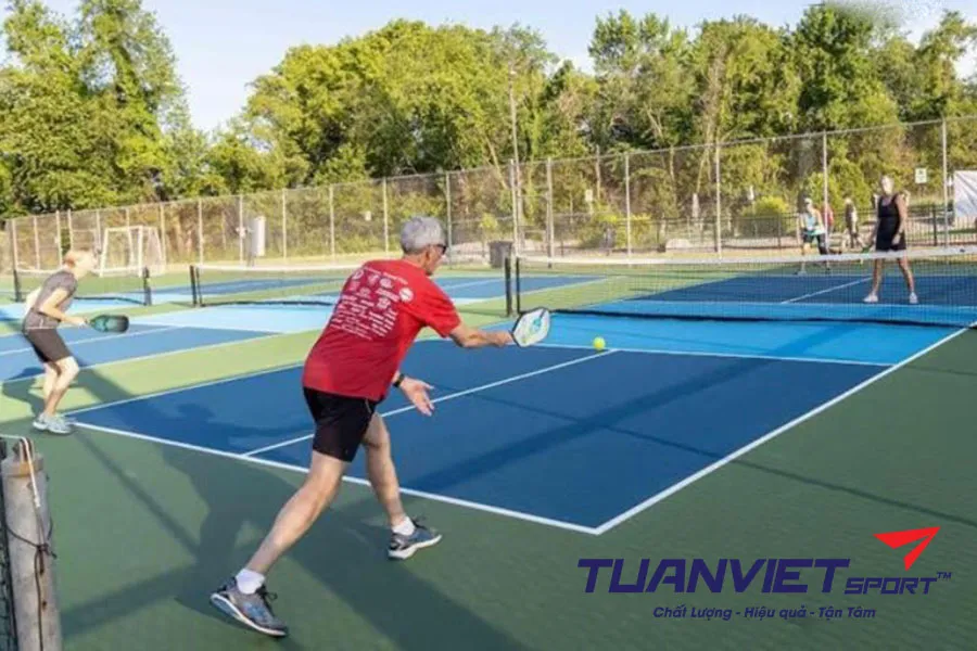 co-nen-thuc-hien-cu-lob-bong-ve-phia-den-hay-mat-troi-khi-choi-pickleball-2