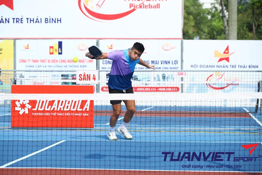 Kỹ thuật giao bóng mạnh Follow through quyết định trận đấu Pickleball