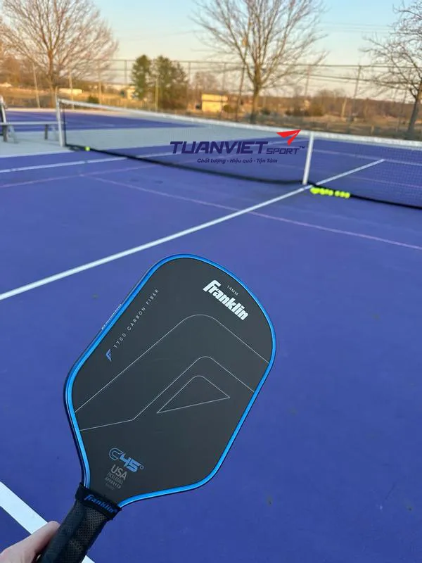Vợt Pickleball Franklin C45° Hybrid 14mm trên sân