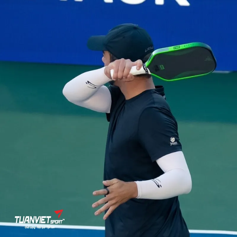 Hình ảnh thực tế của Vợt Pickleball Joola x Razer Perseus Pro IV 16mm - Limited Edition trên sân