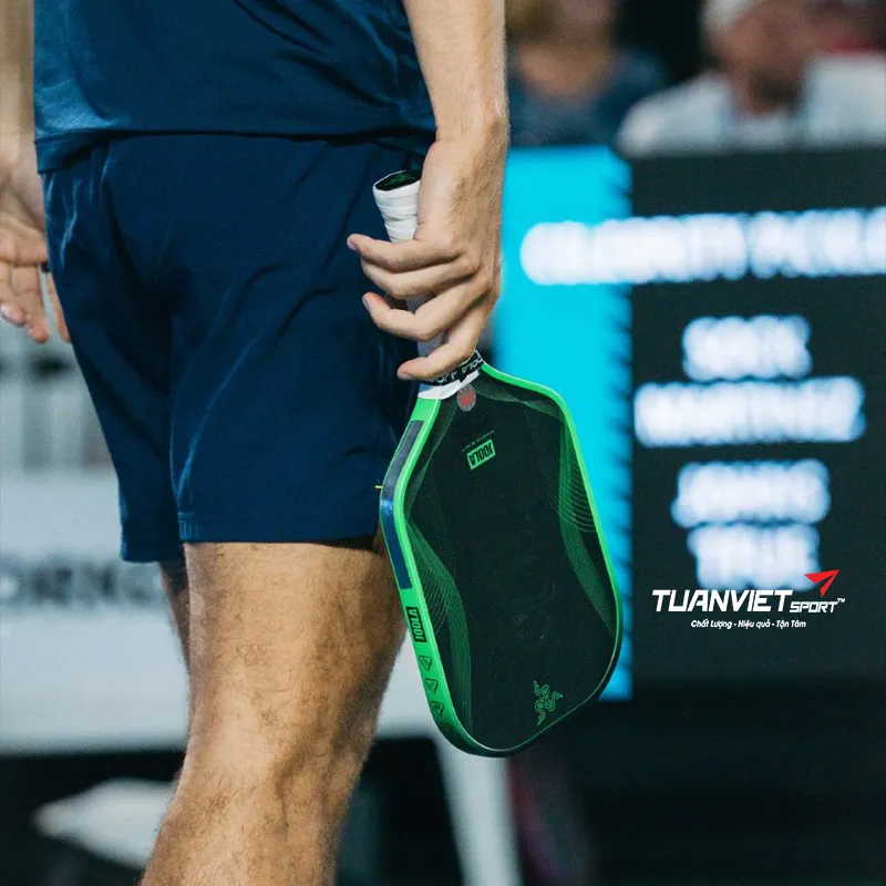 Hình ảnh thực tế của Vợt Pickleball Joola x Razer Perseus Pro IV 16mm - Limited Edition trên sân