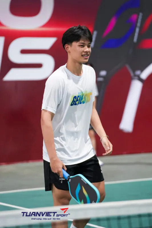 H&igrave;nh ảnh thực tế của Vợt Pickleball Kamito Genesis 16mm tr&ecirc;n s&acirc;n