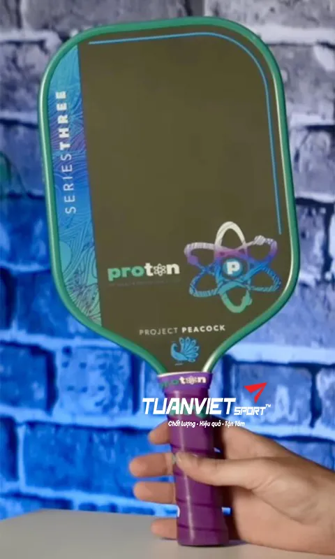 Hình ảnh thực tế của Vợt Pickleball Proton Series Three - Project Peacock Elongated 15mm