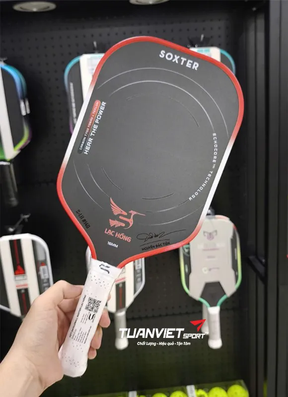 H&igrave;nh ảnh thực tế của Vợt Pickleball Soxter Lạc Hồng - Đỏ