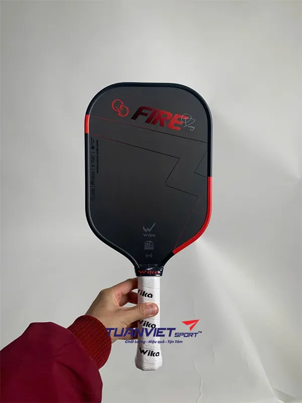 H&igrave;nh ảnh thực tế của Vợt Pickleball Wika Quang Dương Fire - Đỏ