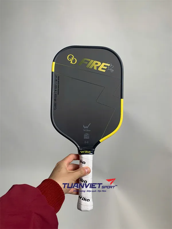 H&igrave;nh ảnh thực tế của Vợt Pickleball Wika Quang Dương Fire - V&agrave;ng