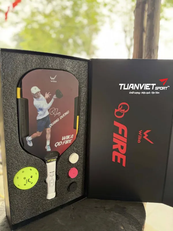 H&igrave;nh ảnh thực tế của Vợt Pickleball Wika Quang Dương Fire - V&agrave;ng