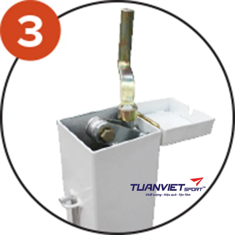 Tăng đơ tay quay bên trong: Cho phép điều chỉnh độ căng lưới chính xác, và khi không sử dụng, tay quay có thể được cất gọn trong thân trụ nhờ tấm ngăn bên trong