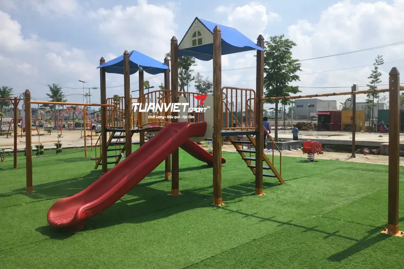 H&igrave;nh ảnh thực tế của Cụm vận động li&ecirc;n ho&agrave;n 2 m&aacute;i che, trụ gỗ NIK703221W