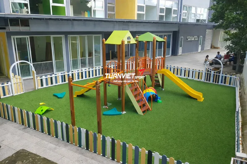 H&igrave;nh ảnh thực tế của Cụm vận động li&ecirc;n ho&agrave;n 2 m&aacute;i che, trụ gỗ NIK703221W