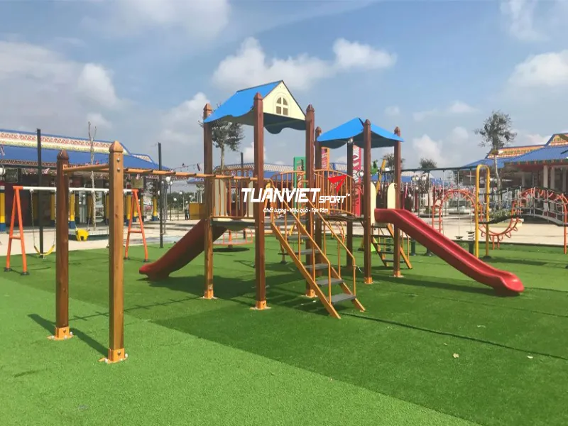 H&igrave;nh ảnh thực tế của Cụm vận động li&ecirc;n ho&agrave;n 2 m&aacute;i che, trụ gỗ NIK703221W