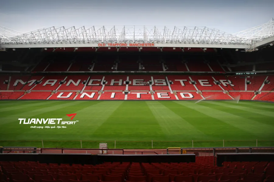 k&iacute;ch thước s&acirc;n 11 người - S&acirc;n Old Trafford 
