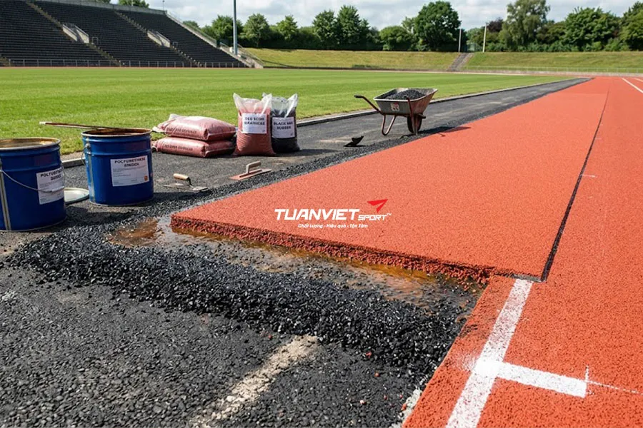 So s&aacute;nh c&aacute;c hệ thống thi c&ocirc;ng đường chạy điền kinh phổ biến hiện nay