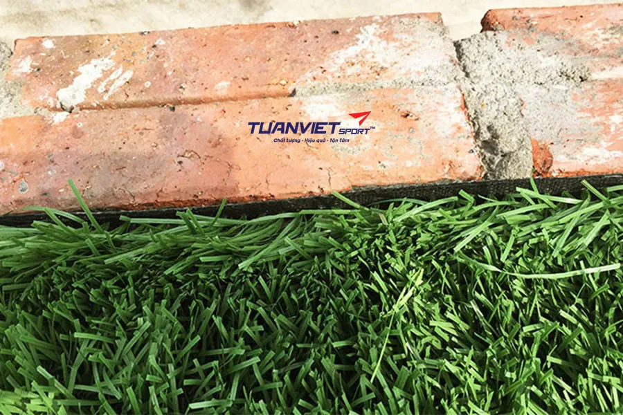 C&aacute;c lỗi thi c&ocirc;ng s&acirc;n b&oacute;ng cỏ nh&acirc;n tạo khiến s&acirc;n nhanh xuống cấp