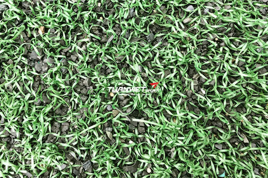 C&aacute;c lỗi thi c&ocirc;ng s&acirc;n b&oacute;ng cỏ nh&acirc;n tạo khiến s&acirc;n nhanh xuống cấp