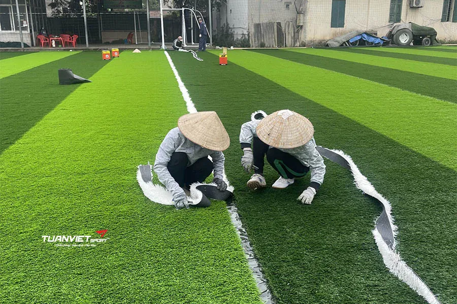 C&aacute;c lỗi thi c&ocirc;ng s&acirc;n b&oacute;ng cỏ nh&acirc;n tạo khiến s&acirc;n nhanh xuống cấp