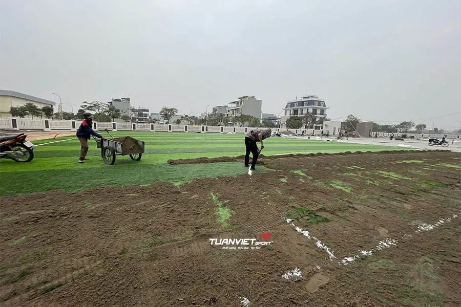 C&aacute;c lỗi thi c&ocirc;ng s&acirc;n b&oacute;ng cỏ nh&acirc;n tạo khiến s&acirc;n nhanh xuống cấp