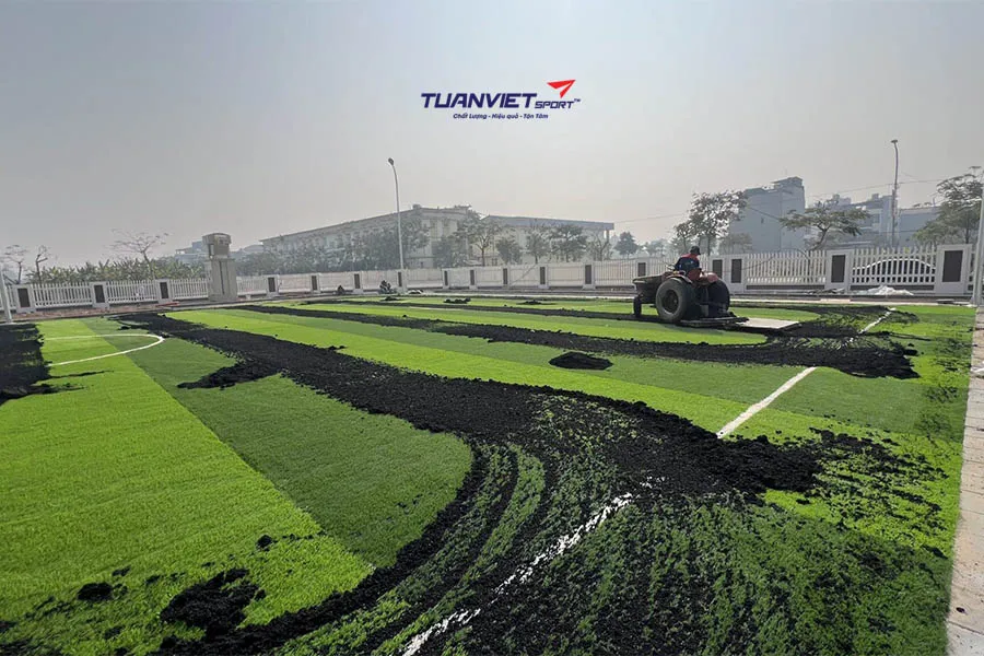 C&aacute;c lỗi thi c&ocirc;ng s&acirc;n b&oacute;ng cỏ nh&acirc;n tạo khiến s&acirc;n nhanh xuống cấp