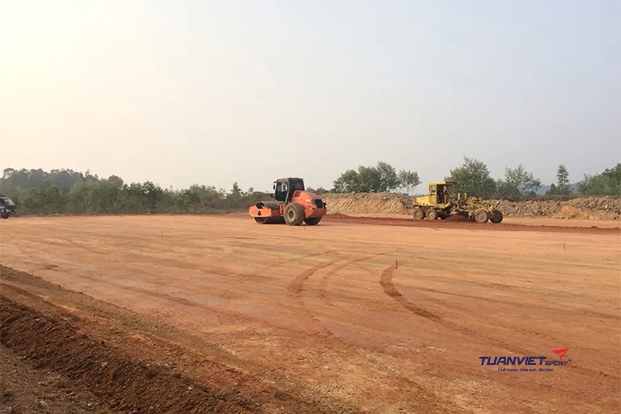 Quy tr&igrave;nh thi c&ocirc;ng nền hạ s&acirc;n b&oacute;ng đ&aacute; đạt chuẩn kỹ thuật v&agrave; độ bền cao