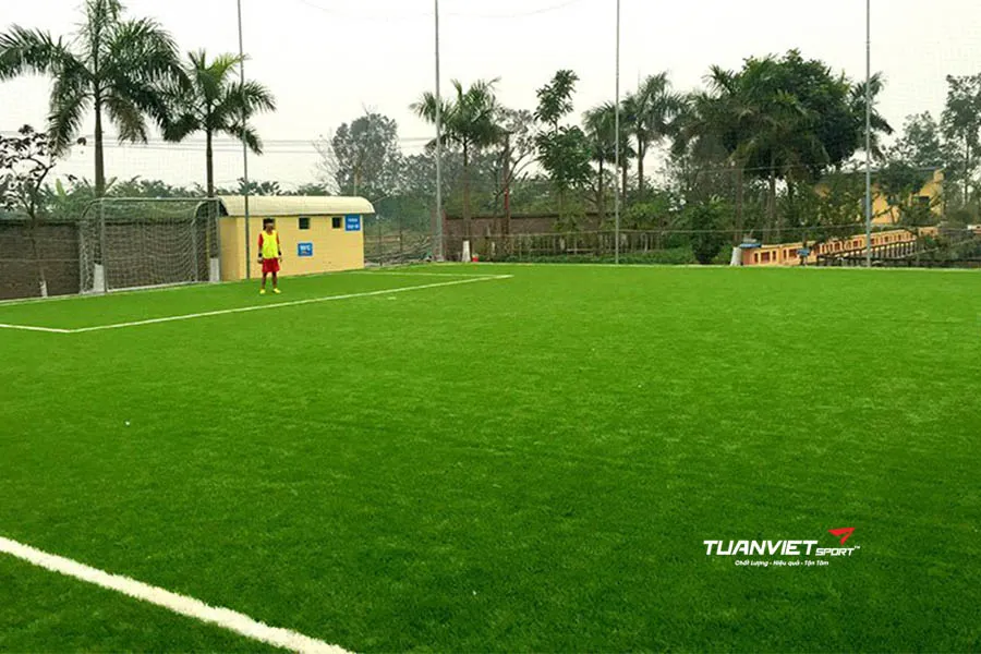 Quy tr&igrave;nh thi c&ocirc;ng s&acirc;n b&oacute;ng đ&aacute; nh&acirc;n tạo cho trường học đạt chuẩn v&agrave; an to&agrave;n