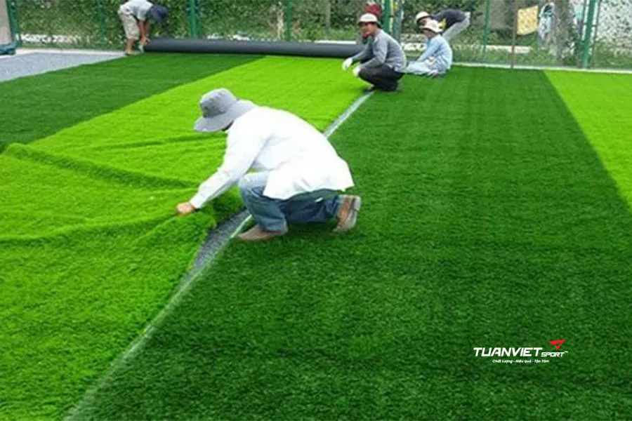 Quy tr&igrave;nh thi c&ocirc;ng s&acirc;n b&oacute;ng đ&aacute; nh&acirc;n tạo cho trường học đạt chuẩn v&agrave; an to&agrave;n