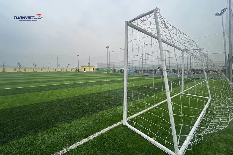 Quy tr&igrave;nh thi c&ocirc;ng s&acirc;n b&oacute;ng đ&aacute; nh&acirc;n tạo cho trường học đạt chuẩn v&agrave; an to&agrave;n