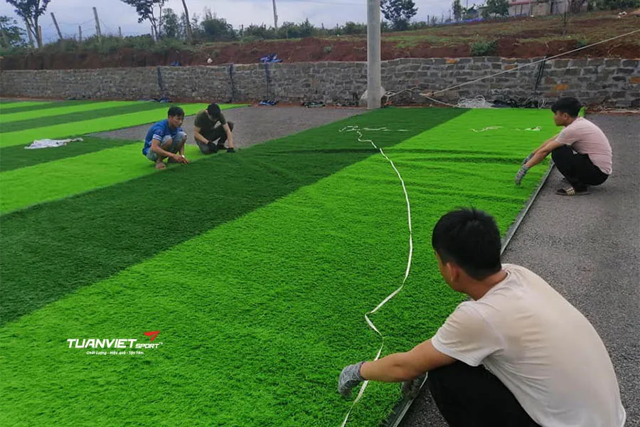 Quy tr&igrave;nh thi c&ocirc;ng s&acirc;n b&oacute;ng đ&aacute; nh&acirc;n tạo cho trường học đạt chuẩn v&agrave; an to&agrave;n