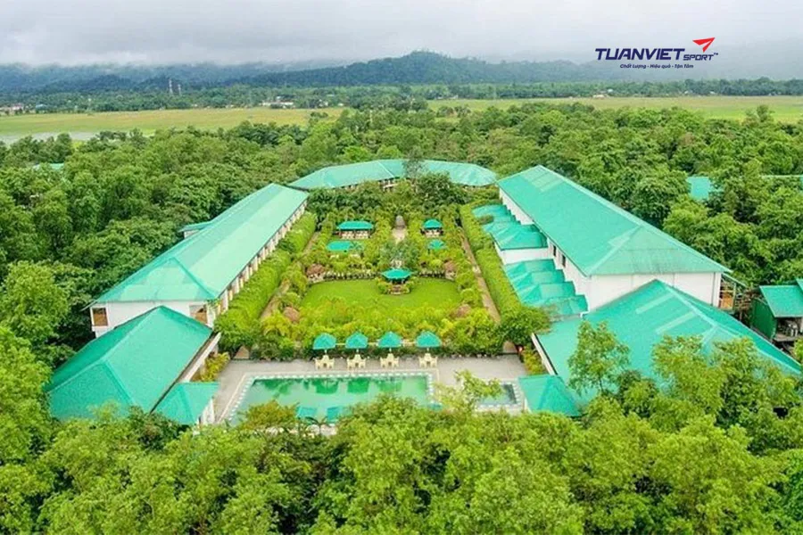 &Yacute; tưởng thiết kế s&acirc;n cỏ nh&acirc;n tạo kết hợp s&acirc;n b&oacute;ng mini tại resort